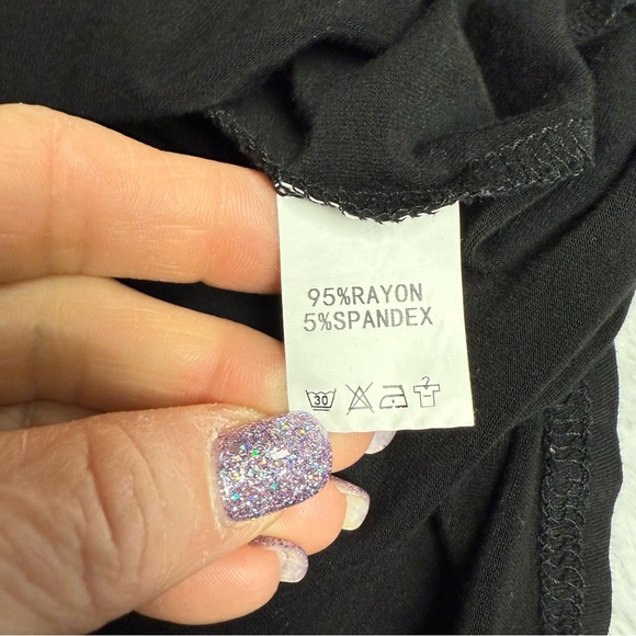 Black Sleeveless Top cold shoulder criss cross pattern on chest size small - Picture 7 of 8